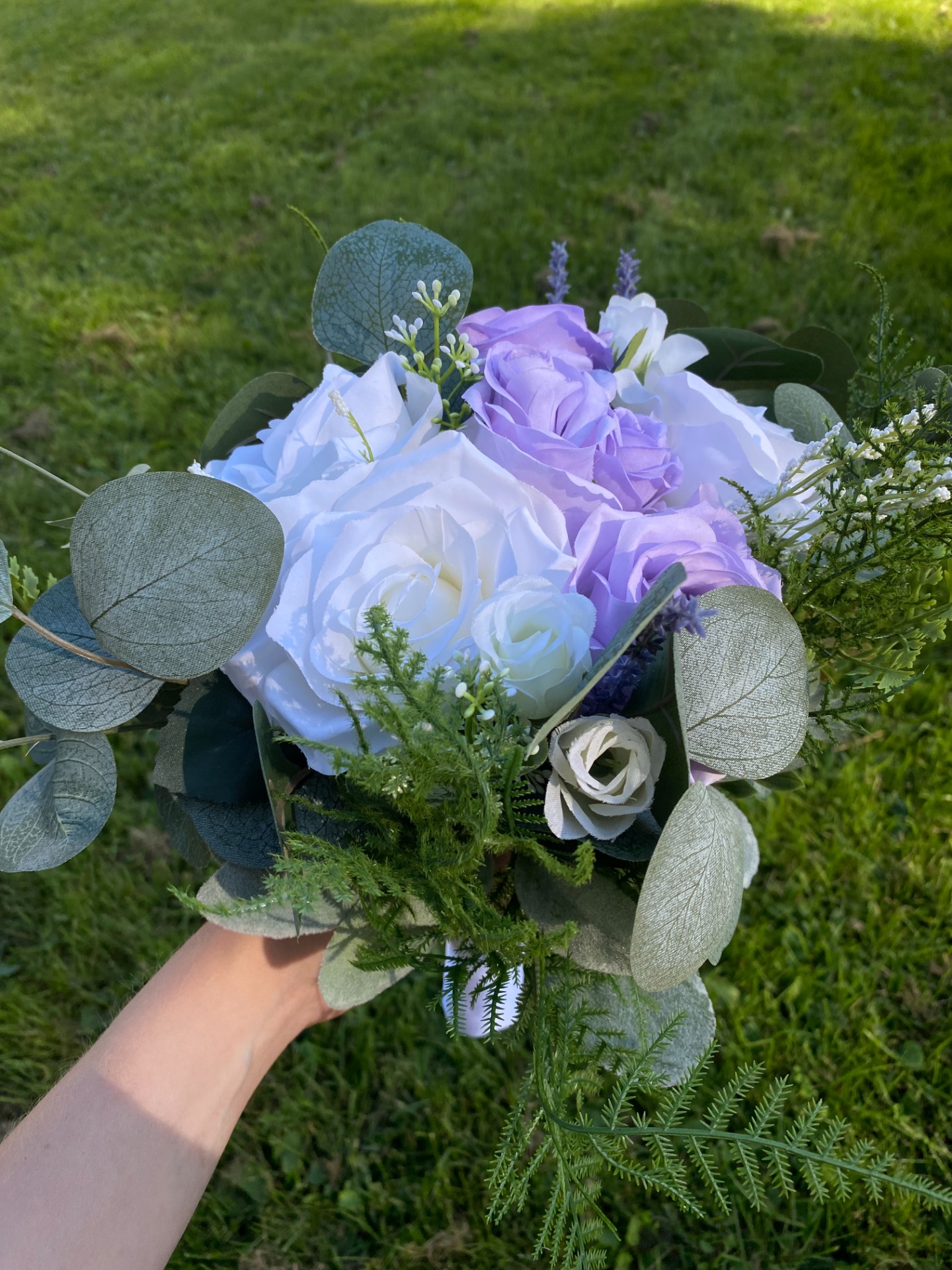 Laventelin ja valkoisen väriset kukat